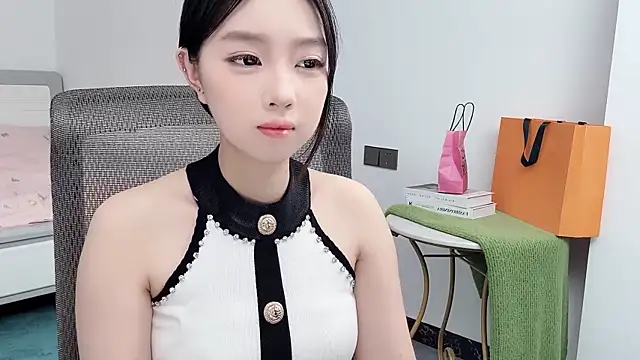 Yoyo33355 online show from June 12, 3:58 am