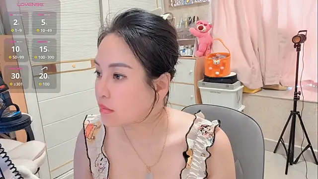 LisaQQQ online show from May 31, 6:08 am