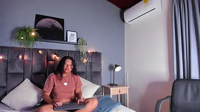 AmeliaLaurent  online show from June 14, 11:43 am
