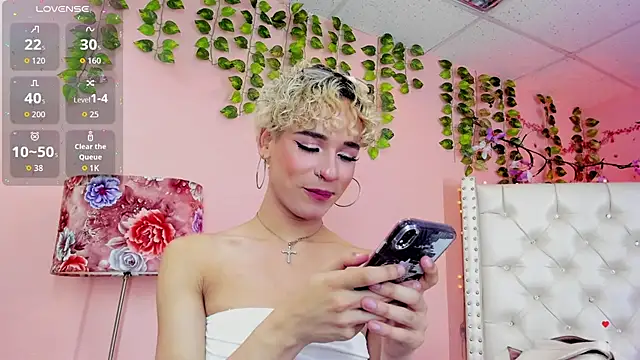 valentinee xo online show from July 8, 8:05 am
