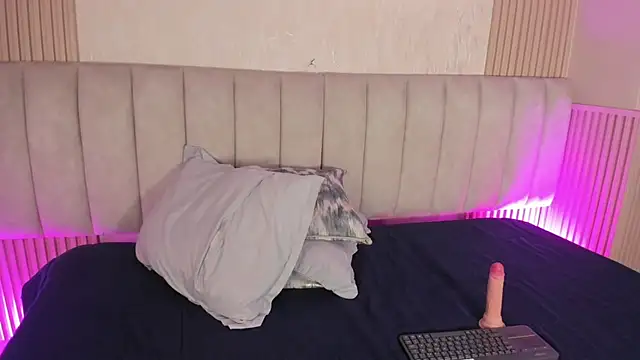 julimonroe  online show from July 10, 7:42 am