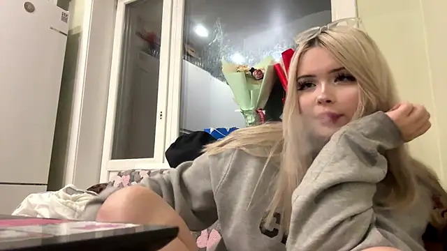 moonluv33 online show from June 16, 3:35 pm