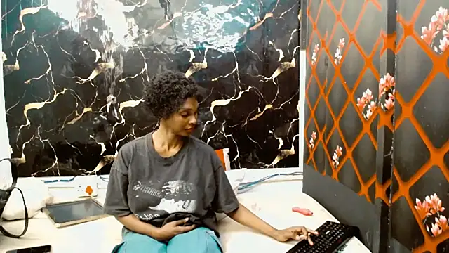 Caramelminxx  online show from July 7, 7:45 am
