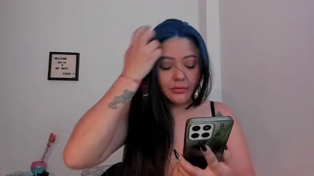 LauraToro  online show from March 5, 9:10 pm