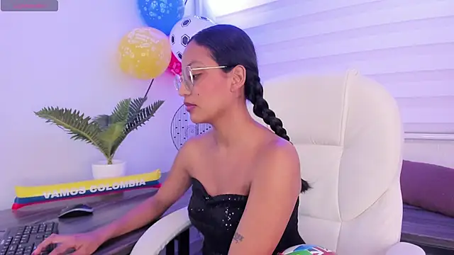 emma brooks  online show from June 25, 7:59 pm