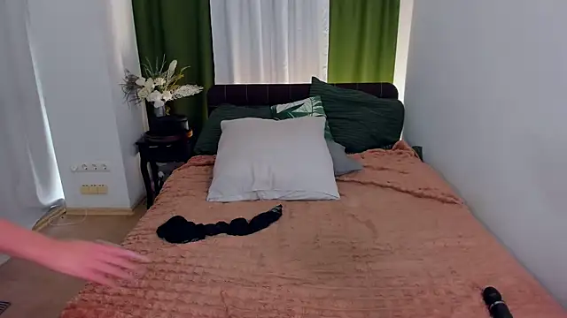 MiaSilkX online show from April 20, 12:30 pm