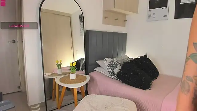 hollyprincess 2 online show from April 7, 3:08 am