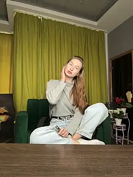 AlicaFoxis  online show from April 19, 5:40 am