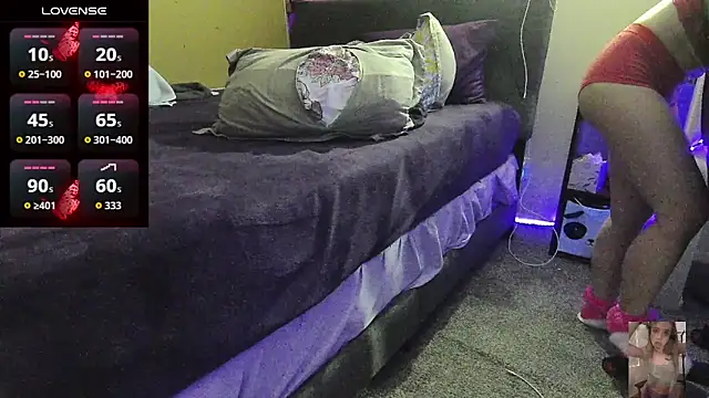 Blondiewithanass online show from March 17, 5:44 am