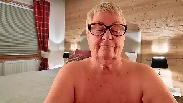 GrannyChrissy68 online show from April 1, 1:41 pm