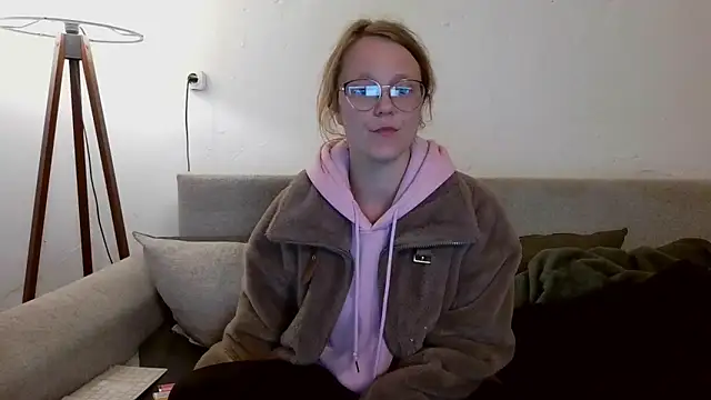 little-leni online show from March 12, 8:55 pm