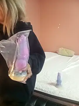 HorneyKitten online show from December 1, 2:42 pm