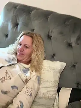 ChiIul11 online show from April 7, 8:11 pm