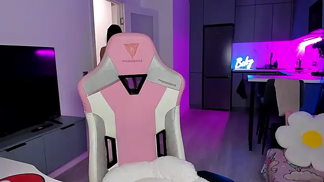 wow lovie online show from February 4, 4:26 am