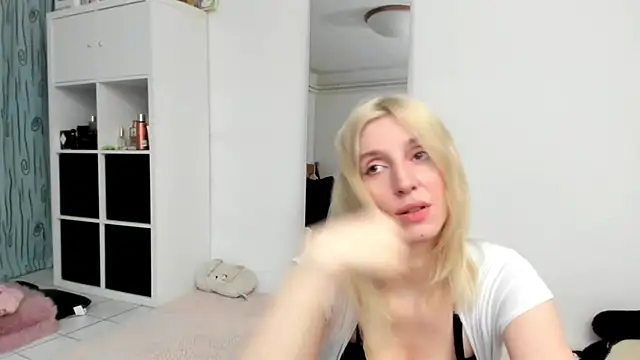 KenzieDawton online show from March 21, 6:35 pm