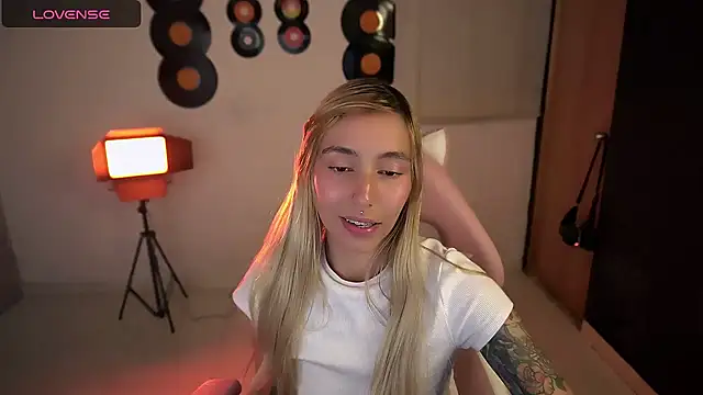 Saucy Jenn online show from April 11, 4:40 am