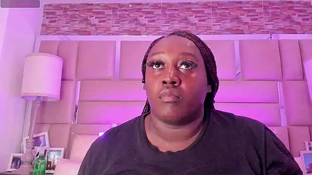 ShaniaBrownn online show from May 19, 7:32 pm