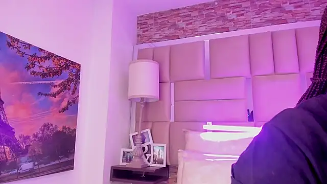 ShaniaBrownn online show from March 26, 6:20 pm