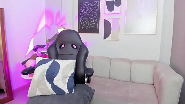  Nicoletteshea  online show from March 30, 10:31 pm