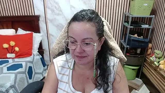 Sonialorens  online show from March 5, 9:43 pm