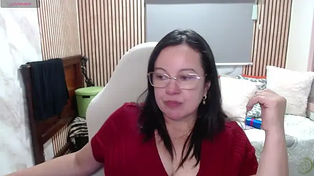 Sonialorens  online show from May 15, 10:56 pm
