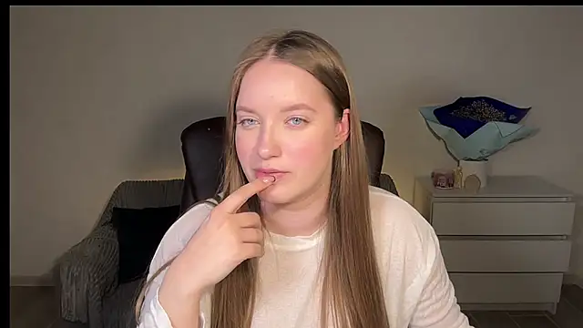 EvaMaddison online show from March 25, 5:05 pm