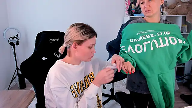 hotblonds online show from February 19, 11:54 am