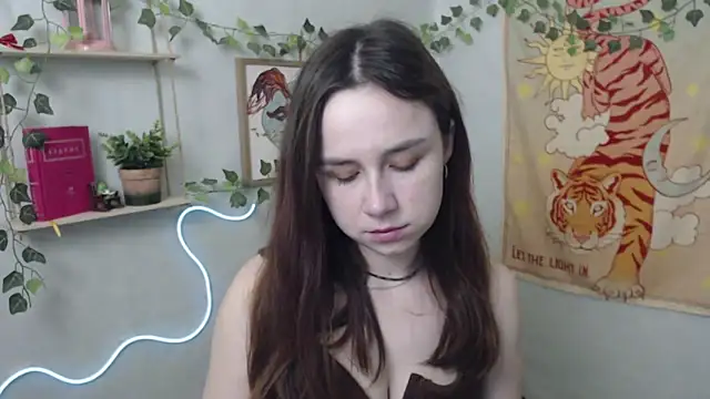 VeryVeryVeryShy  online show from April 15, 5:52 am