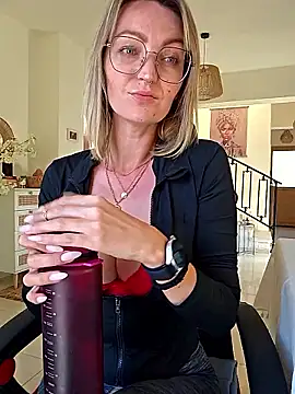 MissMialicious online show from April 9, 2:33 pm