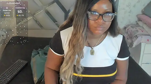 EmilyyRosee  online show from May 19, 8:05 pm