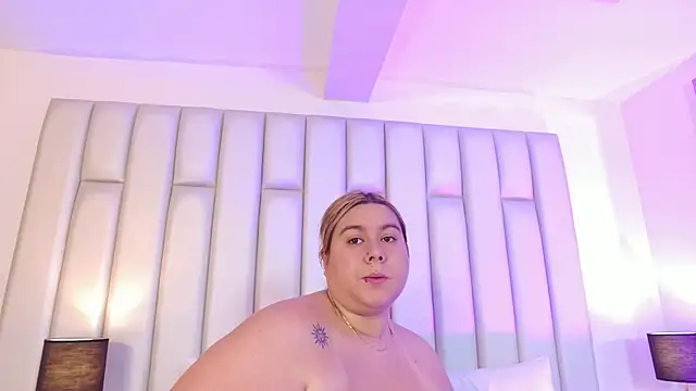 aandreaperez online show from April 15, 11:33 am