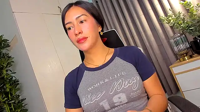 Jasmine Elcock online show from April 14, 2:06 pm