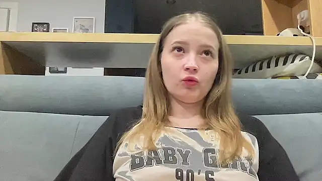 CharmingSarah online show from April 15, 4:18 pm