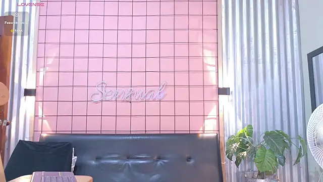 mensia hernandz online show from April 6, 1:34 pm