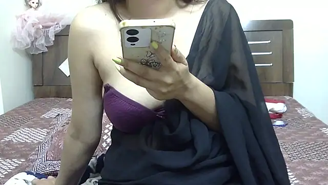 lovelydesi21 online show from April 7, 7:21 am