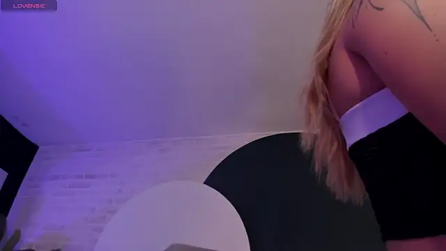 EveBensonX online show from March 26, 8:32 pm