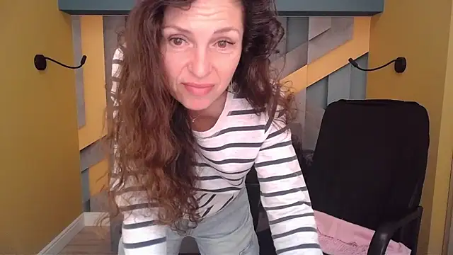 EllaLong online show from April 3, 11:30 am