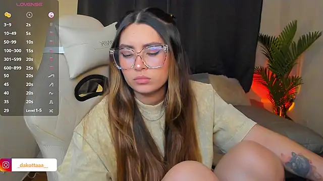 dakottaa  online show from April 14, 11:49 pm