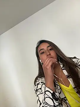 Vaiolet a online show from July 3, 3:29 pm