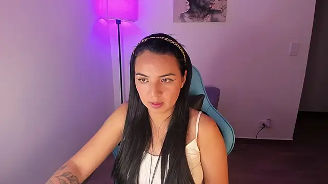 Emily Nicole online show from April 4, 2:21 am