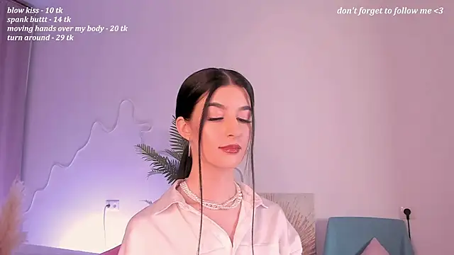 LauraCoy online show from August 7, 9:00 pm