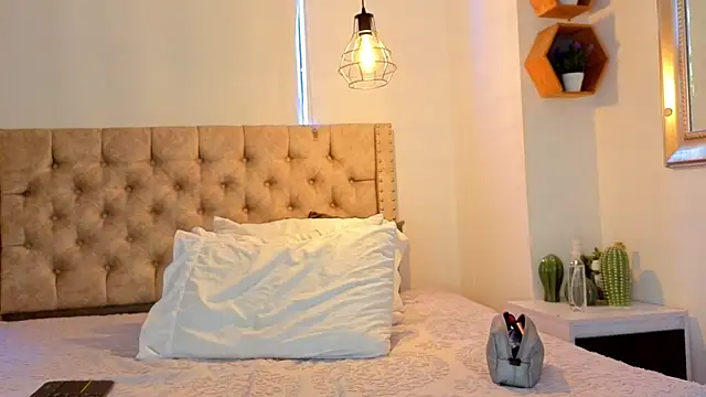 KeryHillson online show from April 9, 2:11 pm