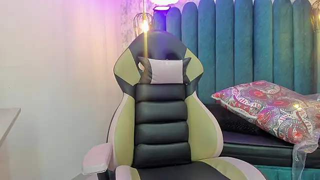 nalalye cruzz  online show from March 18, 2:27 am