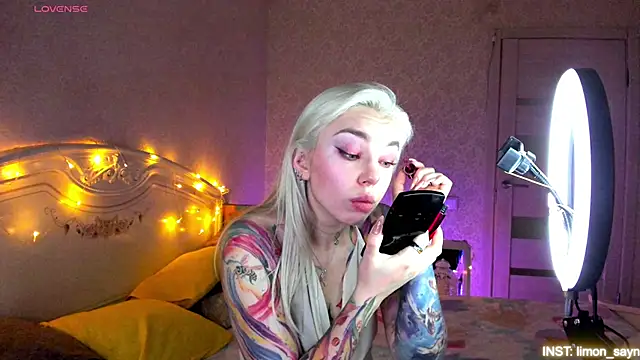 LillyMoure  online show from March 25, 12:05 am