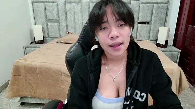 laureentt  online show from April 16, 3:18 am