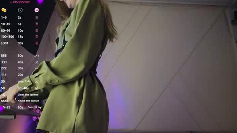 Mia online show from December 5, 4:30 pm