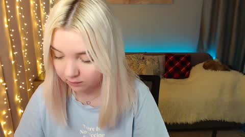 Snapshot of _blonde_barbie_ chatting on December 18, 3:47 am Elizabeth online show from December 18, 3:47 am