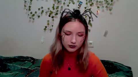 _kikiclark_ online show from October 31, 7:29 pm