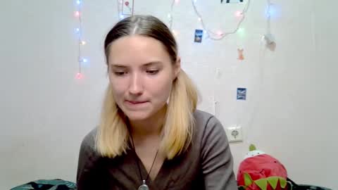 _kikiclark_ online show from September 20, 8:40 pm