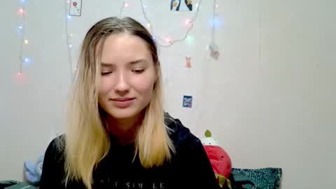 _kikiclark_ online show from September 21, 8:40 pm